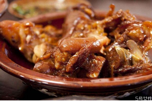 卤猪蹄隔夜吃要放冰箱吗(卤猪蹄放冰箱两天还可以吃吗)