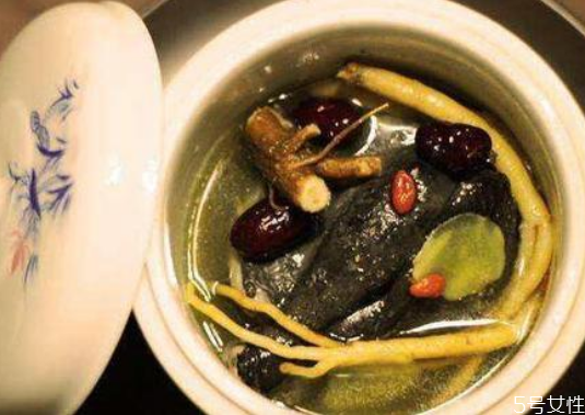 男人喝乌鸡汤补肾吗(男人喝乌鸡汤壮阳吗)