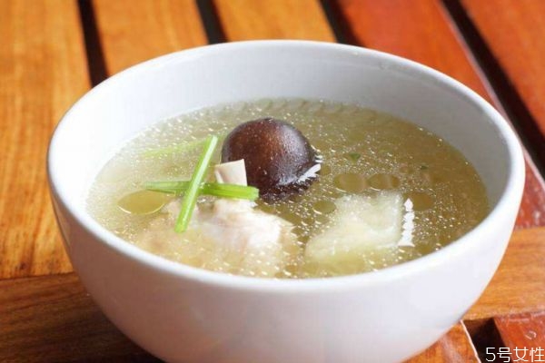 孕妇喝鸡汤应该怎么做(适合孕妇喝的鸡汤怎么做)