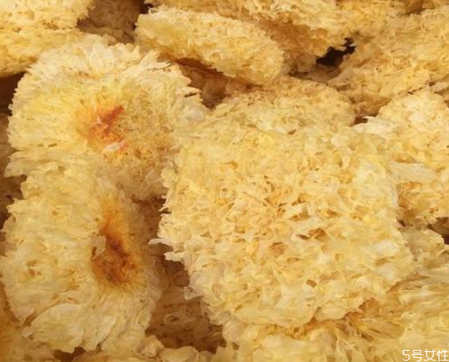 鲜银耳好还是干银耳好(鲜银耳好还是干银耳好有什么区别)