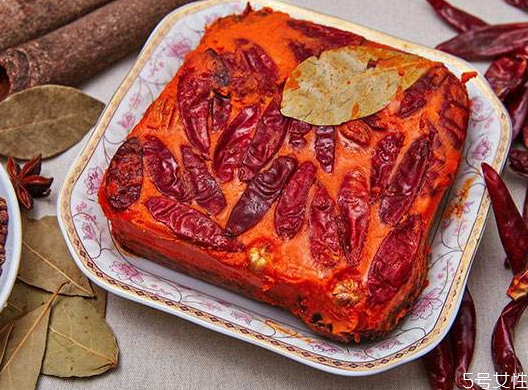 先放火锅底料还是先烧水(先放火锅底料还是先烧水)