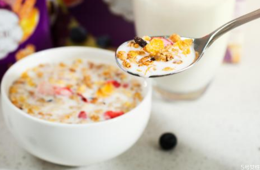 燕麦片可以直接用酸奶泡吗(燕麦片可以直接用酸奶泡吗)