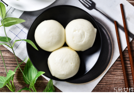 微波炉加热馒头怎么不会变硬(微波炉加热馒头怎么不会变硬)