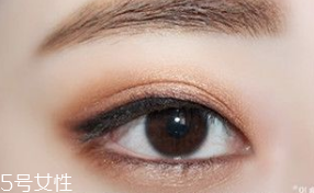 金色眼妆怎么化不显肿(眼睛肿化妆怎么化还是不用化好一点)
