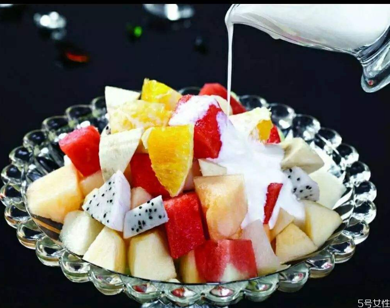 水果沙拉里可以放酸奶吗(水果沙拉里可以放酸奶吗)