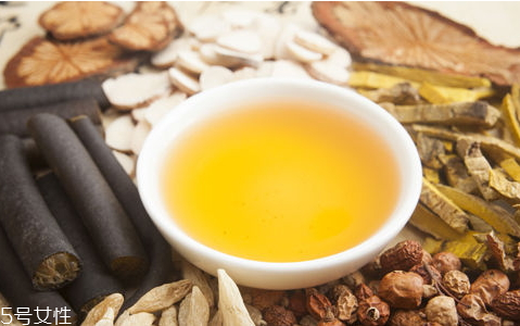 黄芩可以长期泡水喝吗(黄芩能不能长期泡水喝)