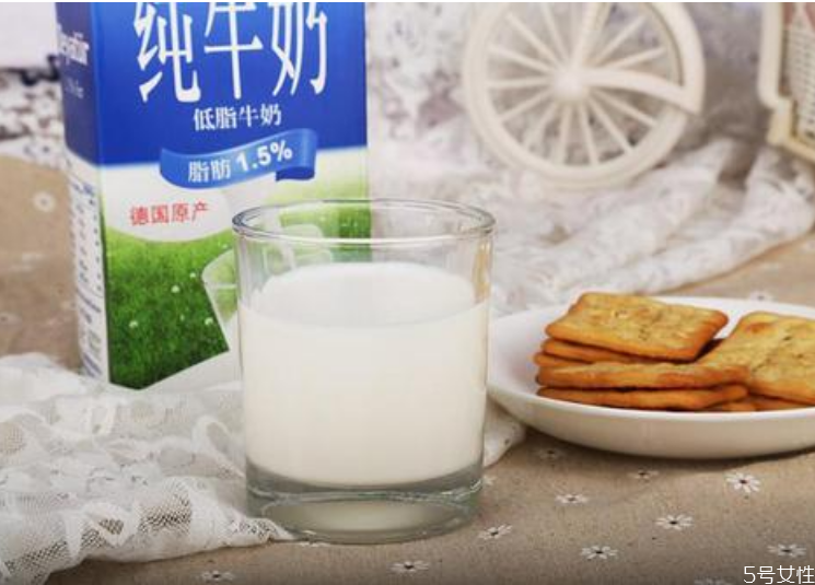 每天只喝脱脂牛奶会胖吗(脱脂牛奶会胖每天喝会胖吗)