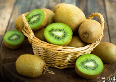 猕猴桃一天吃几个最好(猕猴桃一天吃几个最好?什么时候吃)
