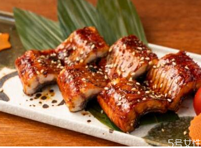 带鱼一炸就碎是怎么回事(带鱼一炸就碎是怎么回事)