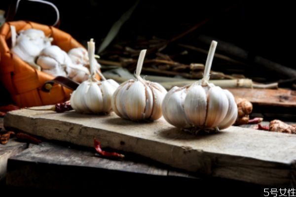 大蒜冰糖水的做法(大蒜和冰糖的功效和作用)