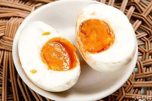 咸鸭蛋蛋黄发黑还能吃吗(咸鸭蛋蛋黄发黑还能吃吗)