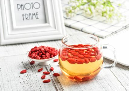 枸杞泡酒怎么选枸杞(枸杞泡酒怎么选枸杞)