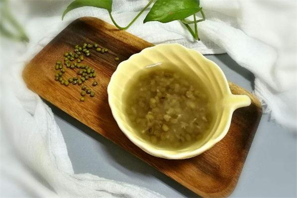 绿豆汤的功效和作用(绿豆汤的功效和作用及禁忌)