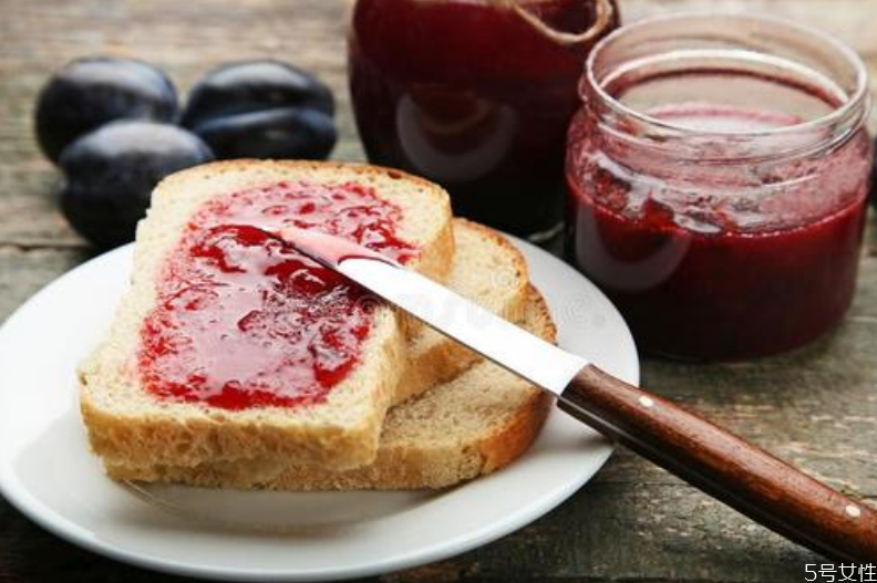 果酱熬焦了还能吃吗(果酱熬糊了有没有补救的办)