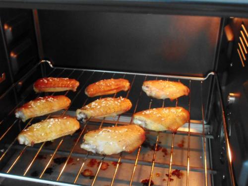 烤箱烤鸡翅用锡纸吗(烤箱烤鸡翅用锡纸吗?)