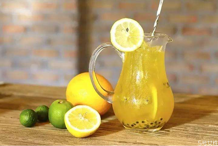 柠檬百香果可以煮吗(柠檬百香果可以用开水煮吗)