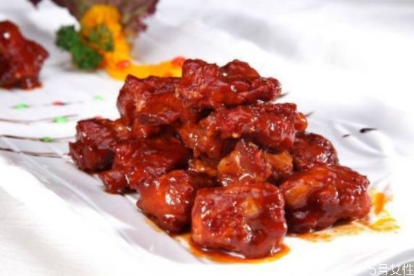 迪奥小奶瓶怎么选色(迪奥小奶瓶怎么选色黄皮)