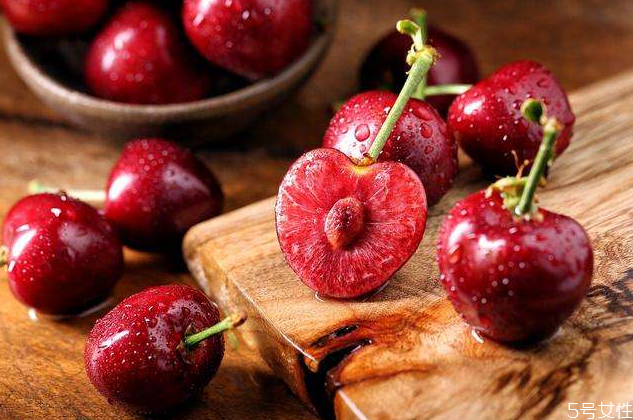 车厘子泡酒有什么功效(车厘子泡酒有什么功效和作用)