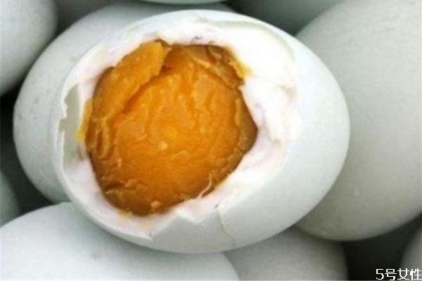 鸭蛋营养价值(鸭蛋营养价值高还是鸡蛋营养价值高)