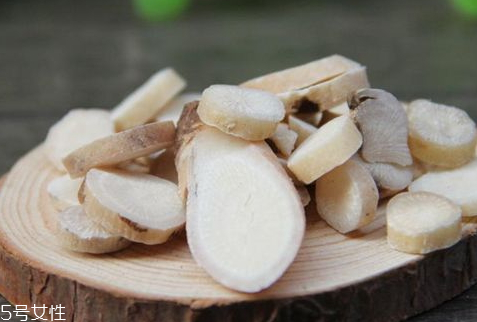 白芍泡水喝的好处(白芍泡水喝的好处)