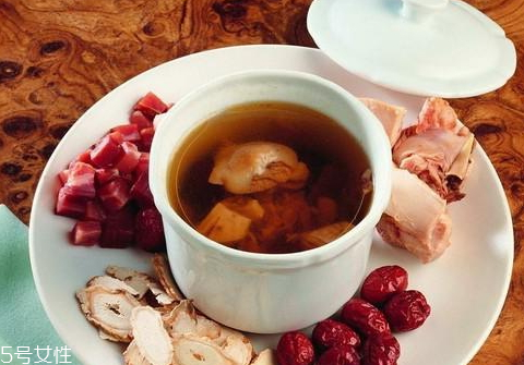 党参炖羊肉什么时候吃(炖羊肉放多少党参)