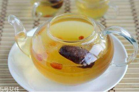 黄芪泡水适合什么人喝(黄芪泡水适合什么人喝)