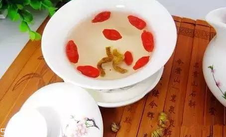 石斛枸杞泡水功效(石斛跟枸杞泡水喝的作用和功效)