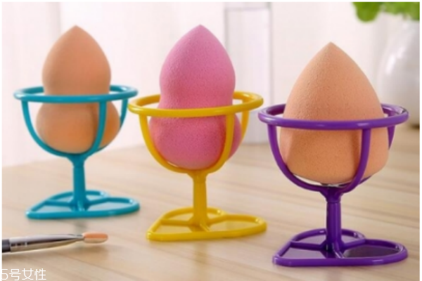 美妆蛋怎么使用(如何正确使用美妆蛋上粉底液)