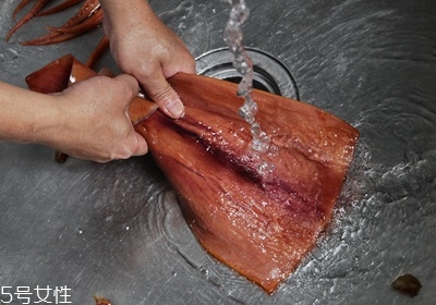 鱿鱼上面的膜处理技巧(鱿鱼膜怎么处理) 鱿鱼上面的膜处理技巧(鱿鱼膜怎么处理)