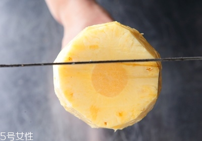 菠萝切果肉有这3种切法(菠萝的切法) 菠萝切果肉有这3种切法(菠萝的切法)