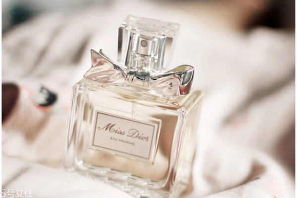 香水味太浓怎么去除(衣服香水味太浓怎么去除)