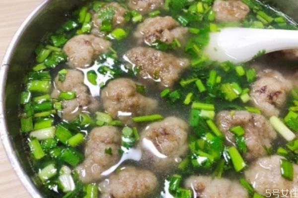 牛肉丸子汤配什么菜比较好(牛肉丸子汤配什么菜最好吃?)