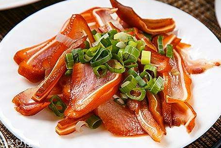 吃猪耳朵会胖吗(晚餐吃猪耳朵会胖吗)