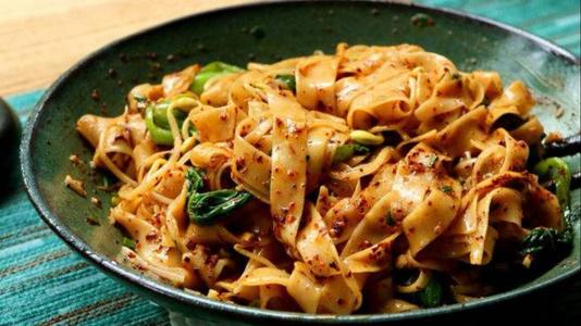 流行红色系美甲(红色款式美甲)