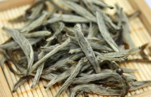 冲泡白毫银针水温多少年适合(白毫银针冲泡时间水温)