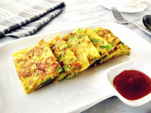 先遮瑕还是先上粉底液(粉底跟遮瑕哪个先用)