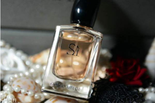 夏天车内放香水安全吗(夏天车内放香水安全吗)