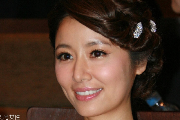 眼影颜色怎么搭配(什么颜色的眼影百搭好看)