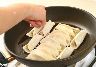 自做锅贴：煎得香酥(锅贴怎么煎才酥脆好吃)