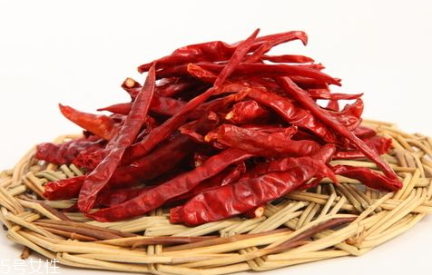 炒辣椒不辣的烹饪方法(怎么炒辣椒不辣窍门)