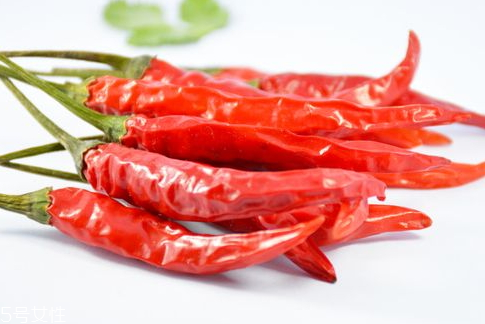 红辣椒怎么晒干(红辣椒怎么晒干不发白)