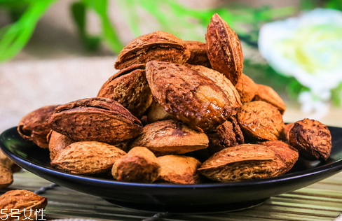 巴旦木怎么剥壳(硬壳巴旦木怎么剥壳)