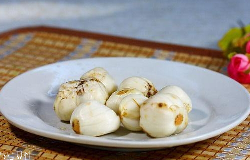 吃去皮的荸荠注意什么(怎样吃荸荠去皮)