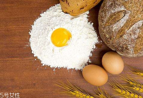 面粉怎么和面(面粉怎么和面团)