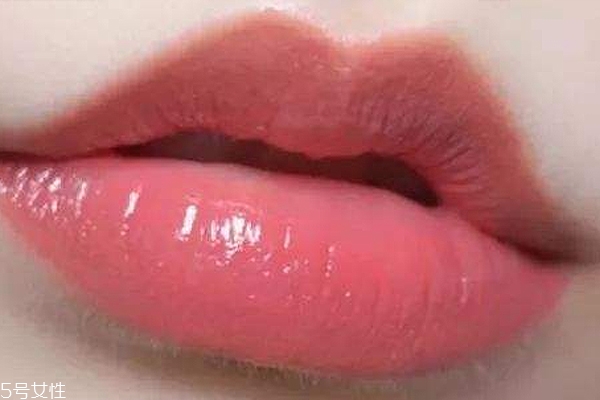 粉红口红怎么涂不显黑(涂口红变黑后怎样改善)