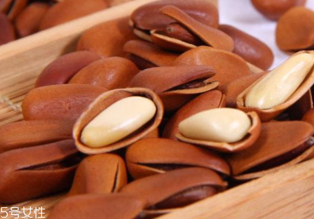 炒松子如何裂口(怎么炒松子才能裂口)