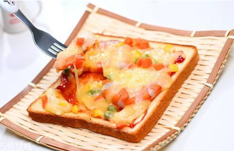 冷冻生披萨怎么解冻(冷冻披萨需要解冻吗)