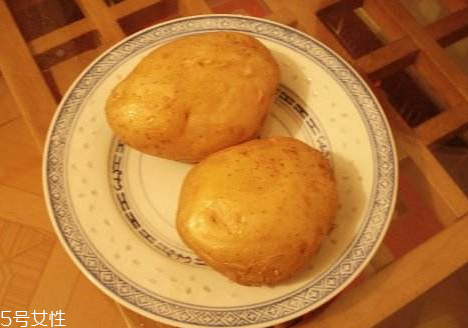 微波炉烤土豆片做法(微波炉烤土豆片的做法)