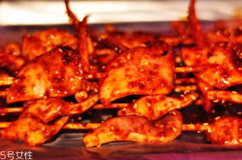 烤鱿鱼的做法(烤鱿鱼的做法及配料)