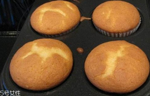 烤箱烤蛋糕的做法(家用烤箱做蛋糕的简单方法和步骤)